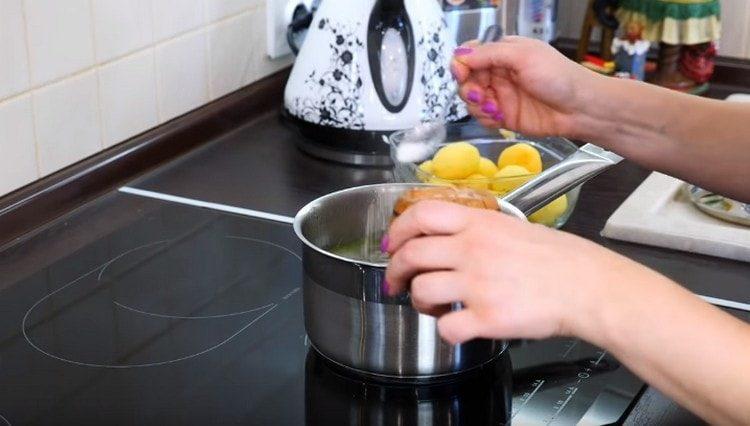 Веднага осолете водата.