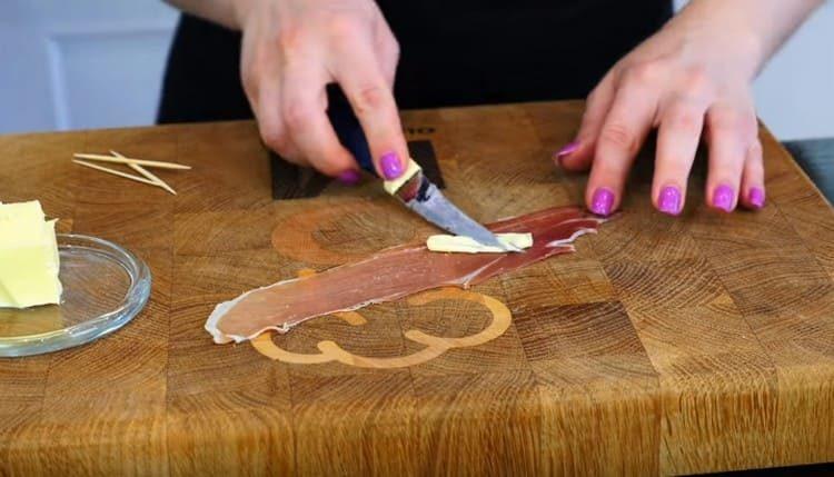 Тънки ивици бекон намажете с масло.