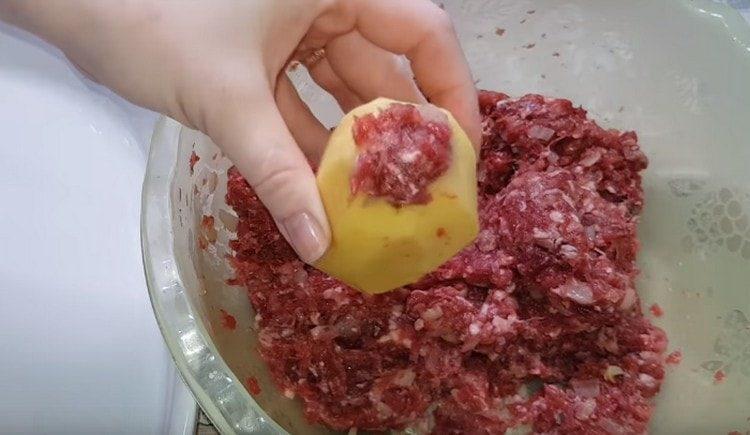 пълним картофи с месна маса.
