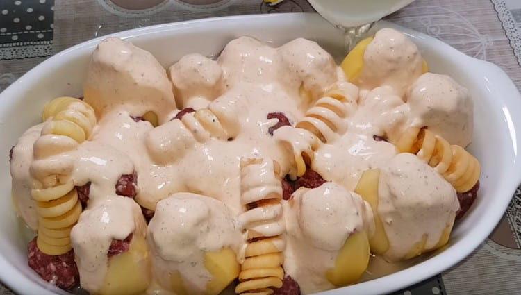 Добавете и вода към формата.