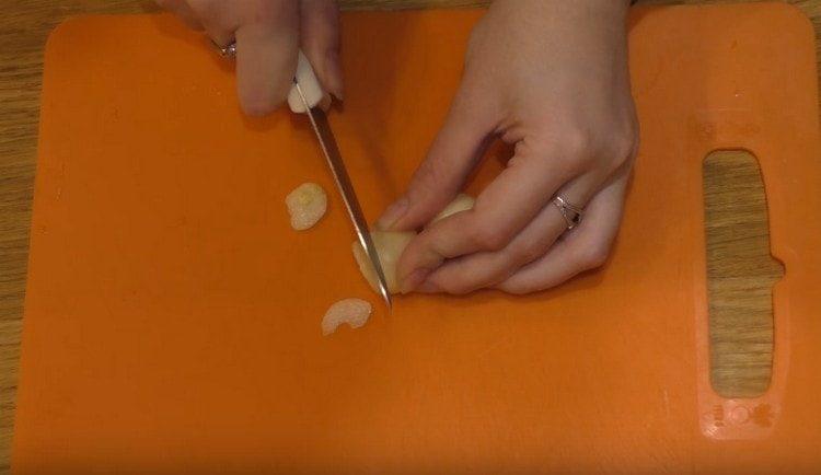 Picar el ajo en rodajas finas.