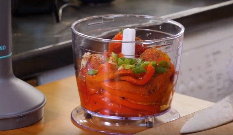 Zelenou cibuli jemně nasekejte a přidejte do mixéru.