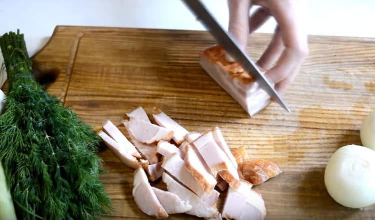 Talleu el brotet fumat a tires.