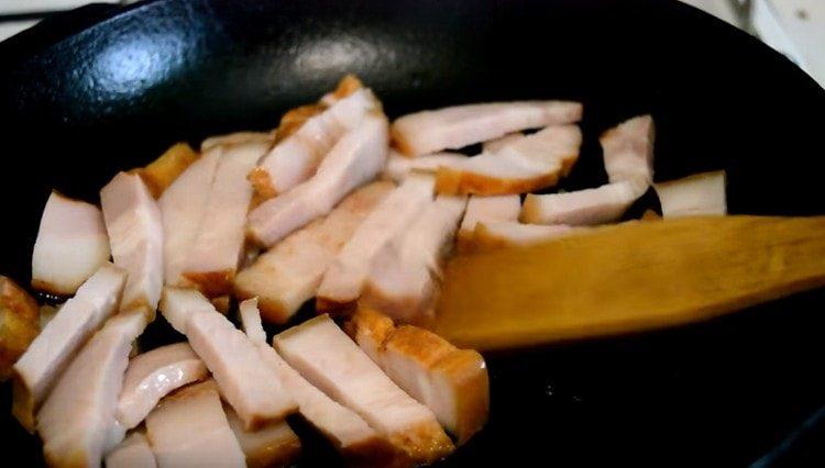 Fregiu el brot en una paella seca.