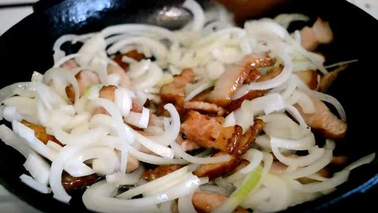 Afegiu-hi la ceba a la cassola al briquet.