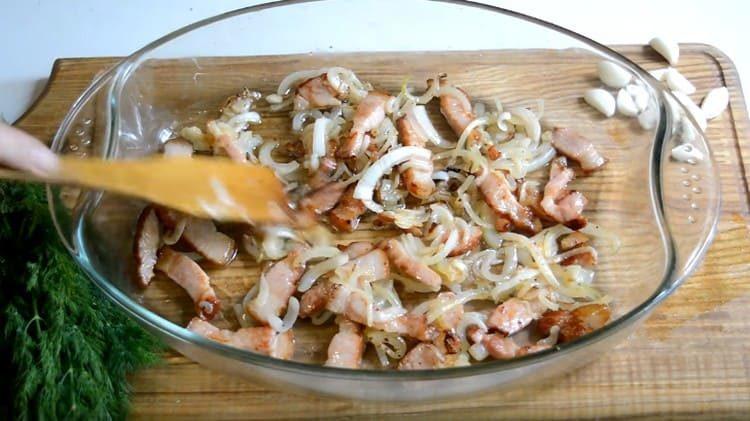 Canviem el cep amb les cebes en un forn per coure.