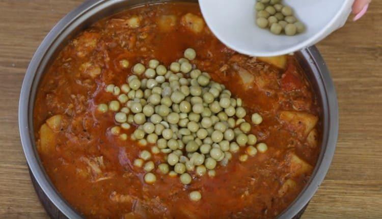 Ajoutez des pois à un plat presque prêt.