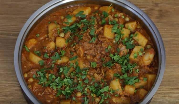 Le plat fini peut être saupoudré d'herbes hachées.