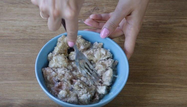 Le ragoût peut être écrasé à la fourchette.