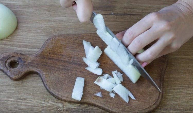 Hacher finement l'oignon.