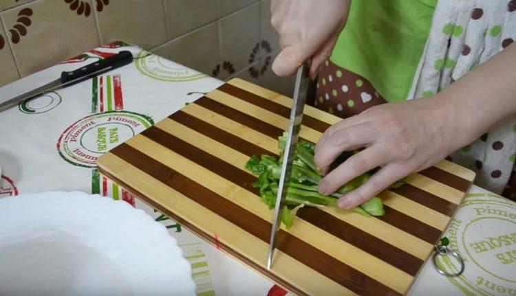 Червени и зелени зърна от чушки.