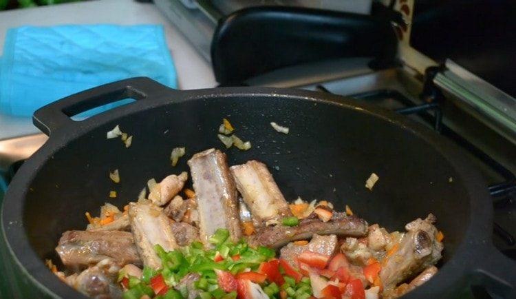 Добавете черен пипер към казана.