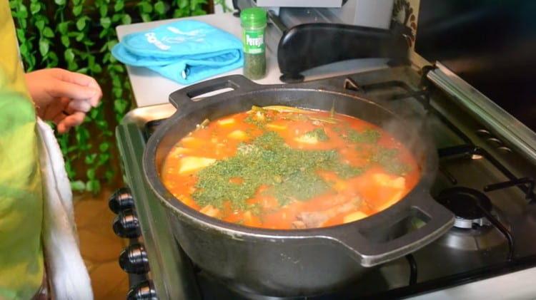 В практически готово ястие добавете нарязан чесън и билки.