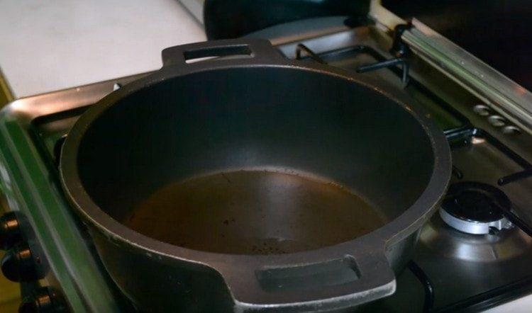 В дебелостенна котел загряваме растителното масло.