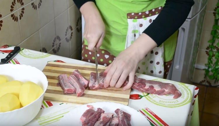 Нарежете ребрата на части.