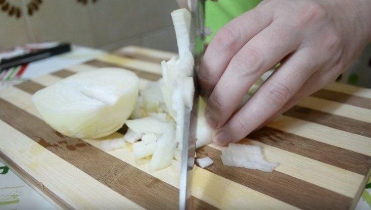 Нарязваме ситно лука.