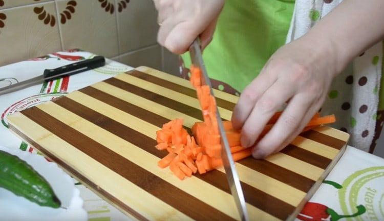 Нарязвайте морковите.