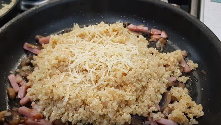 Ajoutez le fromage râpé et mélangez le tout.