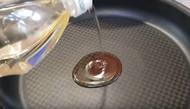 chauffer la poêle, verser l'huile végétale.