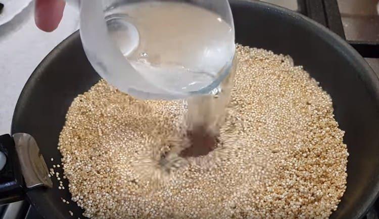 Ajouter de l'eau dans la casserole, saler.