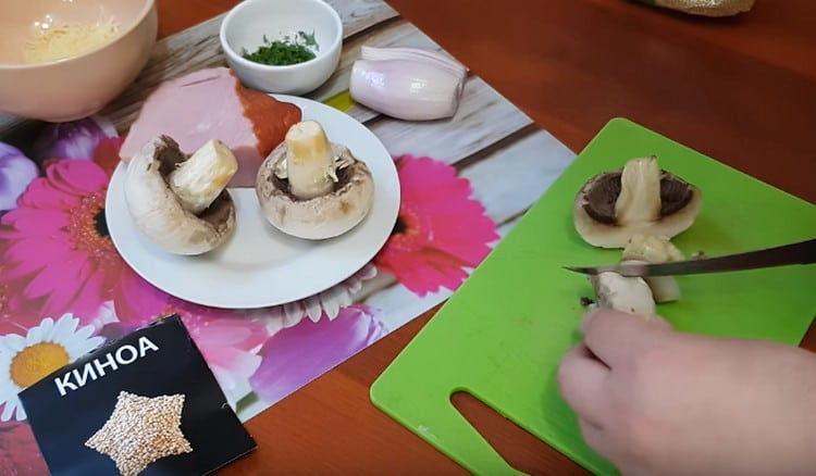 hacher les champignons, l'aneth.