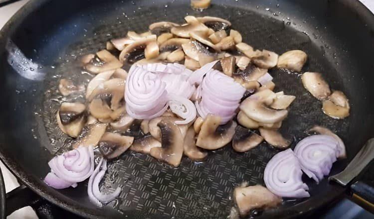 Nous coupons les échalotes en demi-rondelles et les ajoutons aux champignons