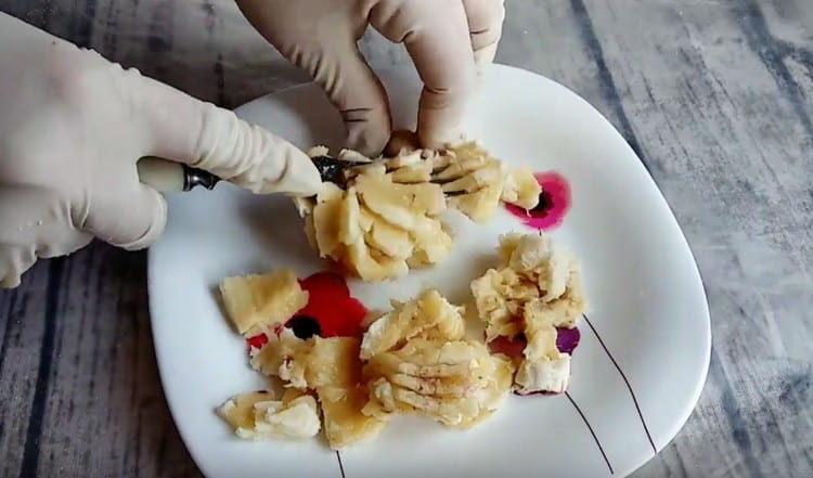 Pétrir la banane dans la pulpe avec une fourchette.