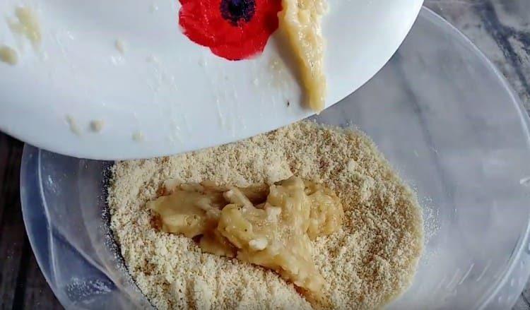 Mélangez le gruau de banane avec la farine et le beurre.