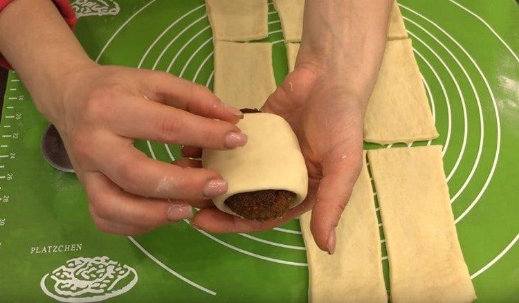 Las chuletas listas están envueltas en tiras de masa.