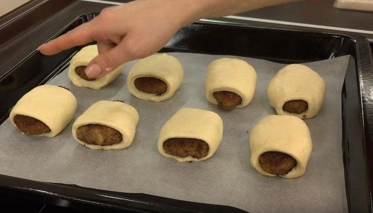 ponga los espacios en blanco en una bandeja para hornear cubierta con pergamino.