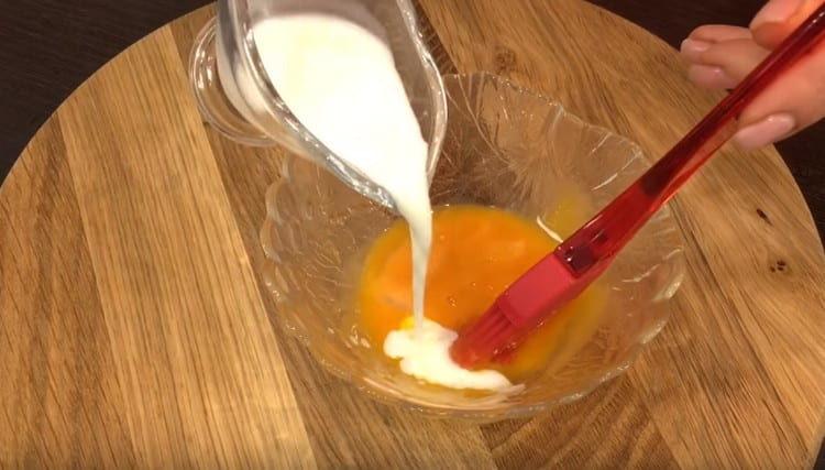 Mezclar la yema de huevo con leche.