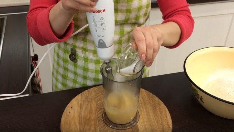 Batir los huevos y agregarles azúcar.