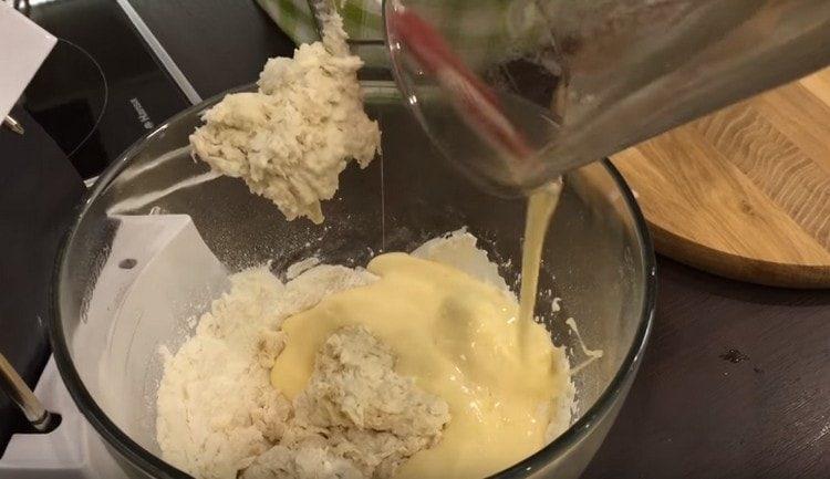 Amasar la masa, introducir huevos batidos en ella.