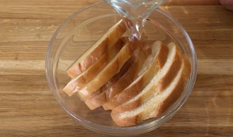 Zuerst müssen Sie das Brot in Wasser einweichen.