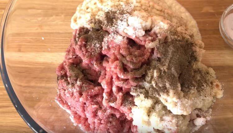 Das Hackfleisch salzen und pfeffern.