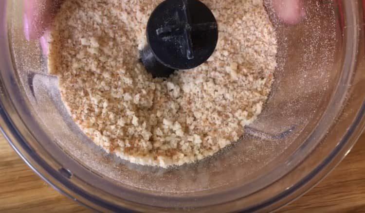 Mahlen Sie das im Ofen getrocknete Brot.