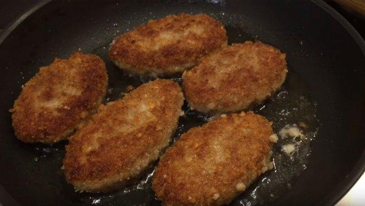 Schnitzel in Semmelbröseln sind sehr lecker.