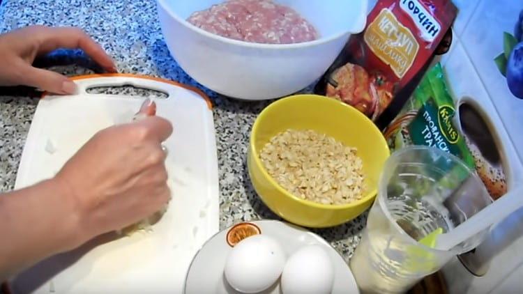 Uhněteme cibuli rukama a přidáme k nádivce.