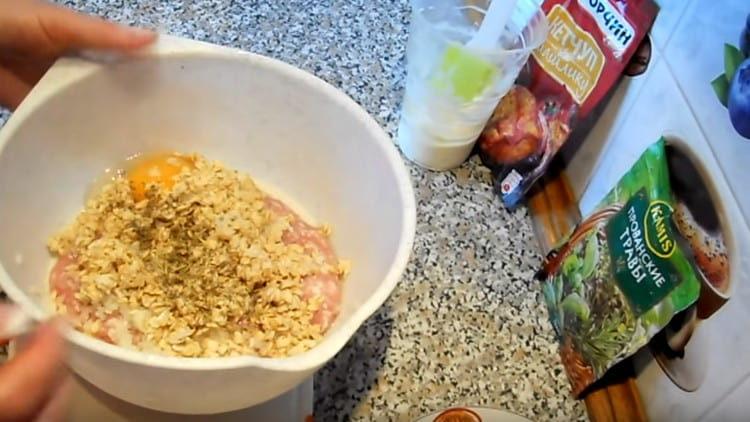 Do mletého masa přidejte cereálie, vejce, sůl a pepř.