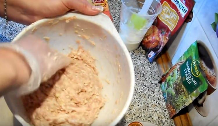 Mleté maso důkladně promíchejte.