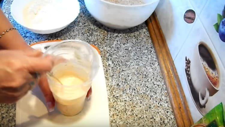 Do omáčky přidejte vodu a promíchejte.