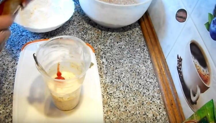 Příprava omáčky na jídlo.