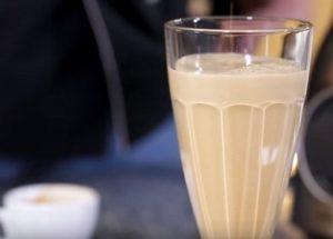 אנו מכינים קפה קר מוקרם ארומטי על פי מתכון שלב אחר שלב עם תמונה.