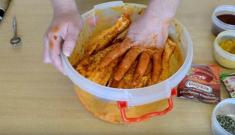 Înveliți cu grijă carcasa cu marinada și lăsați la marinat peste noapte.