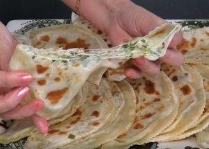 Cuisine de délicieux gâteaux kutaba avec une recette de fromage avec des photos étape par étape.