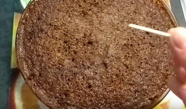 Nous faisons cuire du mannoc, nous vérifions l'état de préparation avec un cure-dent.