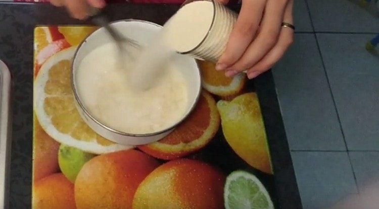 Ajouter la semoule, mélanger et laisser gonfler.