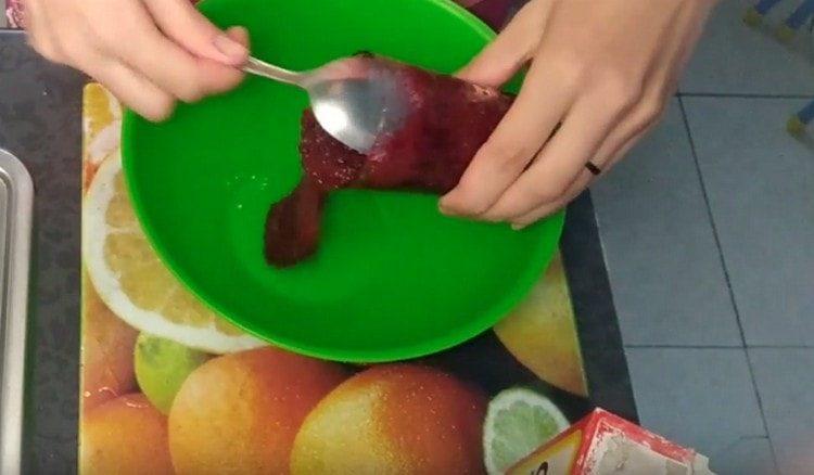 Nous avons mis de la confiture épaisse dans un récipient séparé.