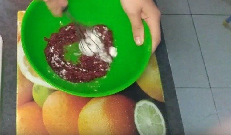 Mélangez la confiture avec du soda.