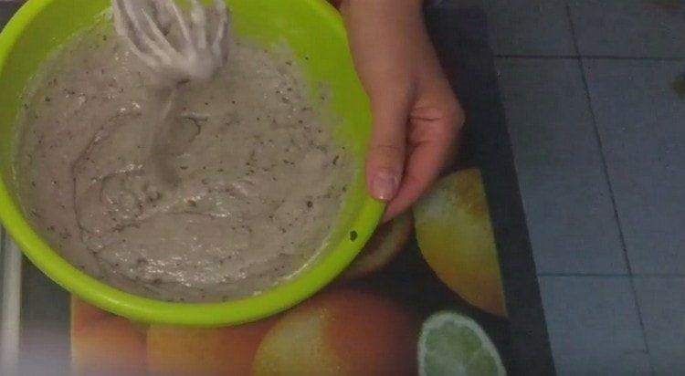 Combinez la masse d'œufs, la confiture et la semoule avec du lait aigre.